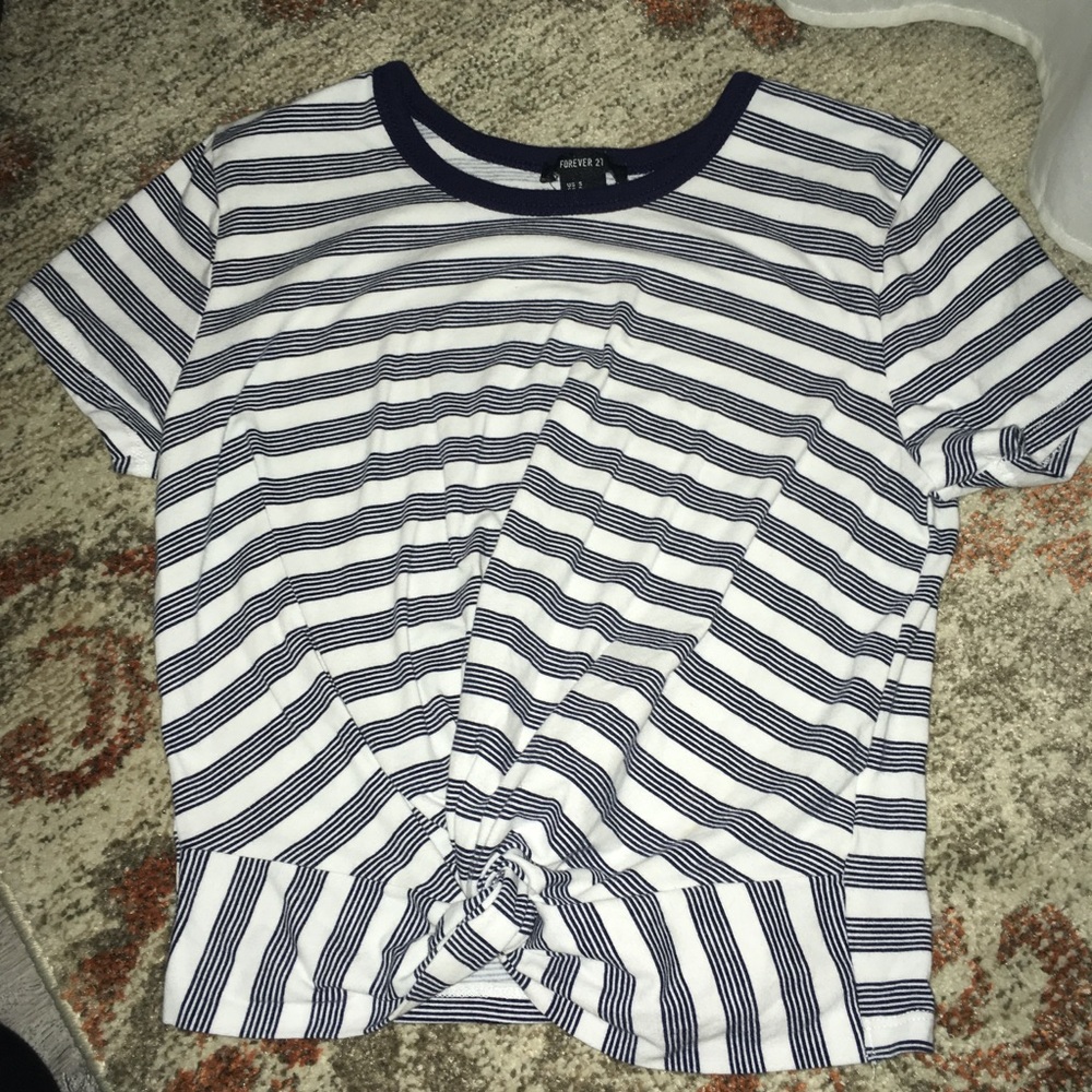 Boyfriend T knotted crop top